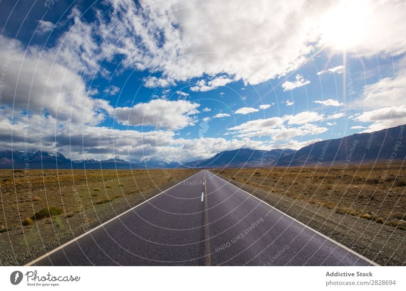 Langperspektivische Straße in den Bergen Berge u. Gebirge Autobahn Landschaft gerade hell Panorama (Bildformat) Abenteuer Blauer Himmel natürlich ländlich Tal