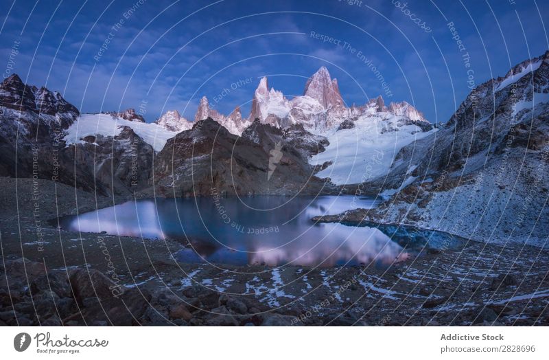 See in verschneiten Felsbergen Landschaft Berge u. Gebirge Schneefälle Dämmerung Becken Tourismus Reflexion & Spiegelung blau Panorama (Bildformat) Umwelt