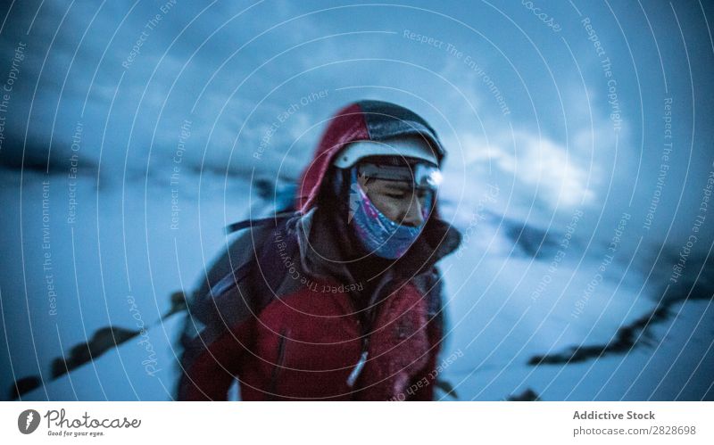 Person in warmer Kleidung bei Schnee Mensch Schneefälle Trekking Gerät Abenteurer Altimeter Tourismus Jahreszeiten Sport Klettern Ferien & Urlaub & Reisen