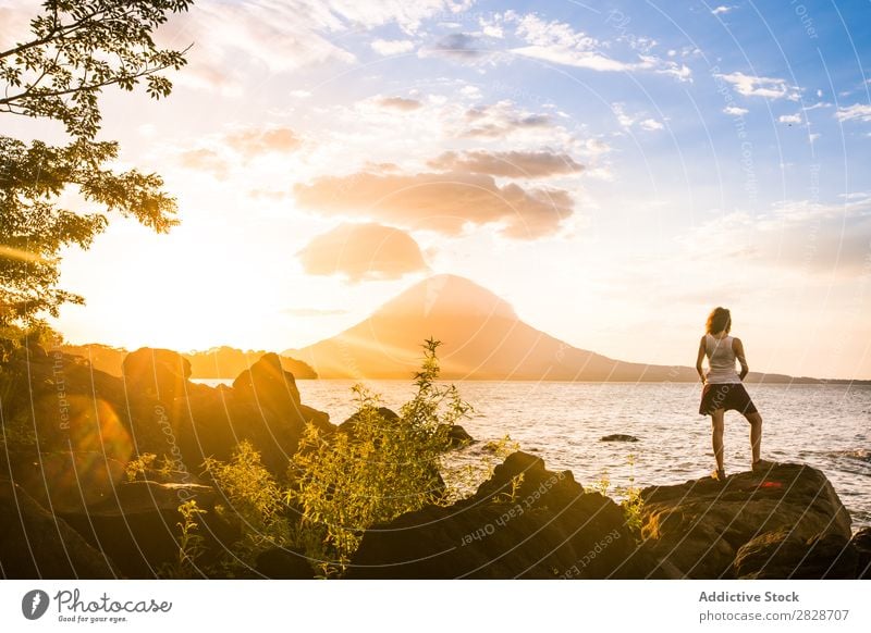 Anonyme Person mit tropischem Hintergrund Frau Landschaft Tourismus Felsen Ferien & Urlaub & Reisen Natur Erholung Körperhaltung Sommer Meer Paradies Küste