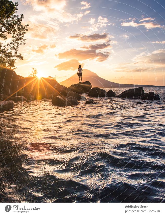 Anonyme Person mit tropischem Hintergrund Frau Landschaft Tourismus Felsen Ferien & Urlaub & Reisen Natur Erholung Körperhaltung Sommer Meer Paradies Küste