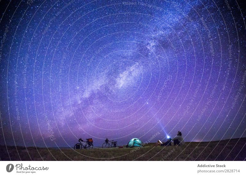 Menschen, die beim Camping den Sternenhimmel beobachten. Paar Tourismus romantisch reisend Weltall Fahrrad Abenteuer Fahrradfahren sternenklar Trekking Freiheit