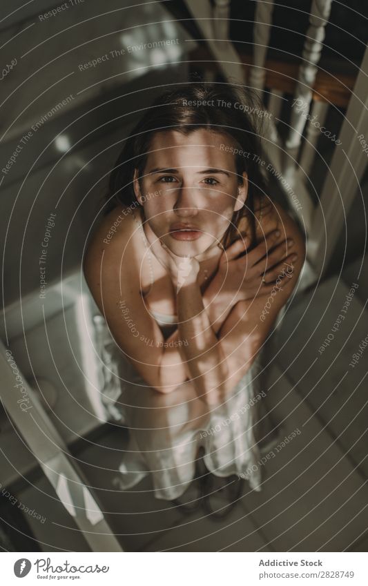 Junge sinnliche Frau, die auf der Treppe sitzt. hübsch Jugendliche schön Foyer Freitreppe sitzen aufschauend brünett attraktiv Mensch Beautyfotografie