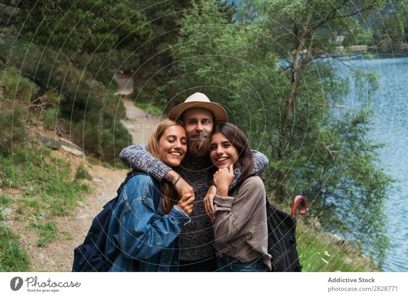 Glückliche Freunde in den Bergen Frau Mann Berge u. Gebirge Freude Körperhaltung Zusammensein Lächeln wandern See Wasser umarmend heiter