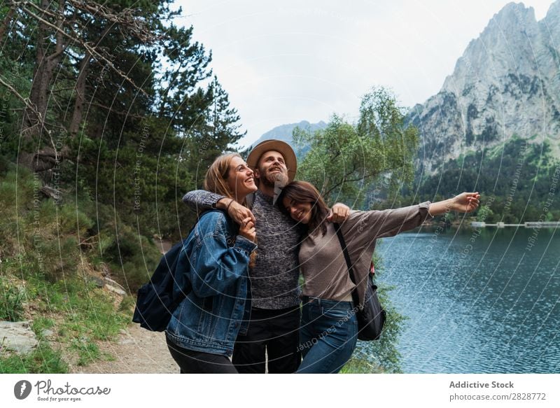 Glückliche Freunde in den Bergen Frau Mann Berge u. Gebirge Freude Körperhaltung Zusammensein Lächeln wandern See Wasser umarmend heiter