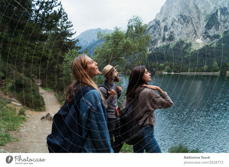 Glückliche Freunde in den Bergen Frau Mann Berge u. Gebirge Freude Körperhaltung Zusammensein wandern See Wasser heiter Ferien & Urlaub & Reisen Abenteuer