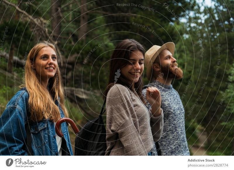 Glückliche Freunde in den Bergen Frau Mann Berge u. Gebirge Freude Körperhaltung Zusammensein Lächeln wandern See Wasser heiter Ferien & Urlaub & Reisen