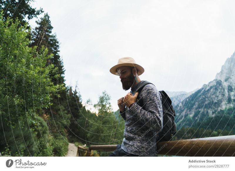 Attraktiver Tourist am Bergsee Mann See gutaussehend bärtig Natur Zaun Holz Ferien & Urlaub & Reisen Lifestyle Rucksack Berge u. Gebirge Landschaft Wasser