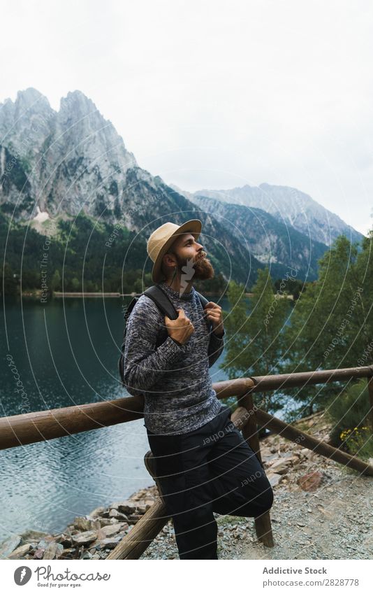 Attraktiver Tourist am Bergsee Mann See gutaussehend bärtig Natur Zaun Holz Ferien & Urlaub & Reisen Lifestyle Rucksack Berge u. Gebirge Landschaft Wasser