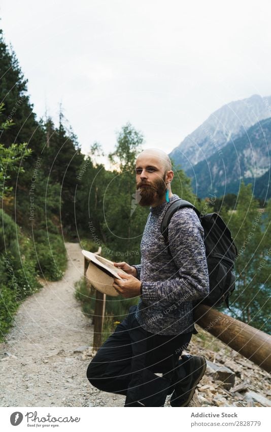 Attraktiver Tourist am Bergsee Mann See gutaussehend bärtig Natur Zaun Holz Ferien & Urlaub & Reisen Lifestyle Rucksack Berge u. Gebirge Landschaft Wasser