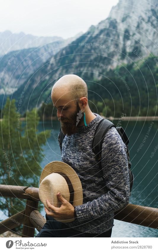 Attraktiver Tourist am Bergsee Mann See gutaussehend bärtig Natur Zaun Holz Ferien & Urlaub & Reisen Lifestyle Rucksack Berge u. Gebirge Landschaft Wasser