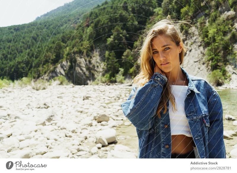 Glückliches Mädchen, das auf den Steinen eines Flusses posiert. Frau Körperhaltung Reisender Trekking tropisch Berge u. Gebirge Felsen Paradies wandern Genuss