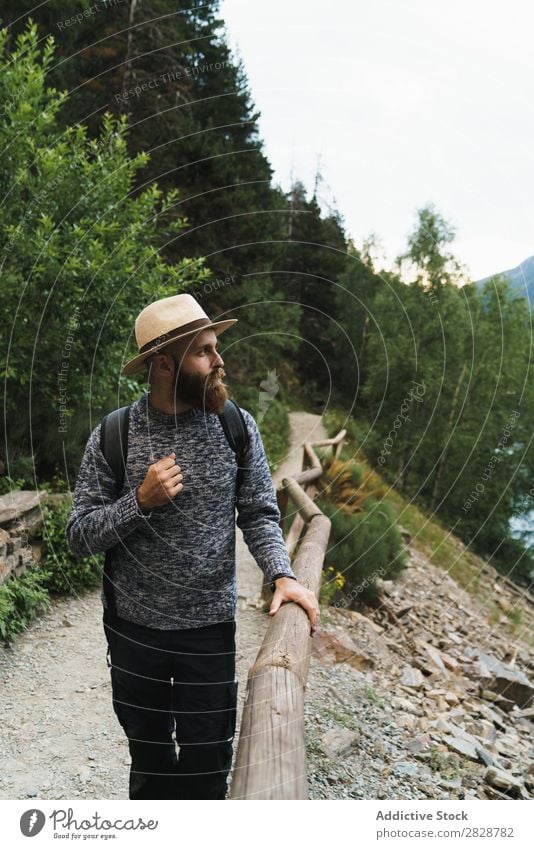 Attraktiver Tourist am Bergsee Mann See gutaussehend bärtig Natur Zaun Holz Ferien & Urlaub & Reisen Lifestyle Rucksack Berge u. Gebirge Landschaft Wasser