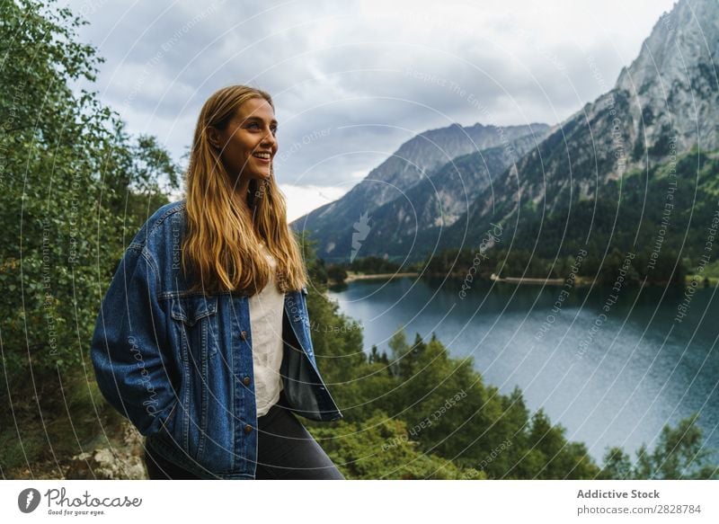 Lächelnde Frau am See Stein Berge u. Gebirge Natur Landschaft Aufregung Wegsehen Wasser Felsen schön Jugendliche wandern Ferien & Urlaub & Reisen Abenteuer