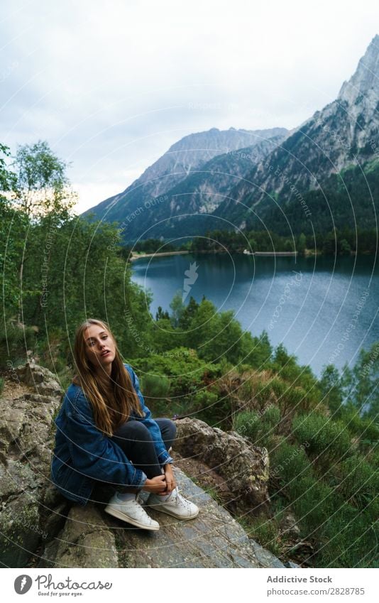 Lächelnde Frau am See Stein Berge u. Gebirge Natur Landschaft Aufregung Wegsehen Wasser Felsen schön Jugendliche wandern Ferien & Urlaub & Reisen Abenteuer