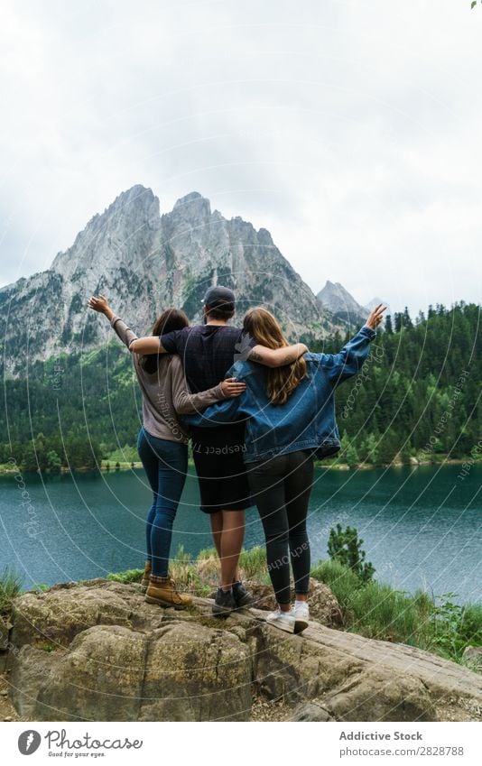 Freunde am See in den Bergen zusammen Frau Mann Berge u. Gebirge Zusammensein stehen Freude wandern Wasser umarmend Glück Ferien & Urlaub & Reisen Abenteuer