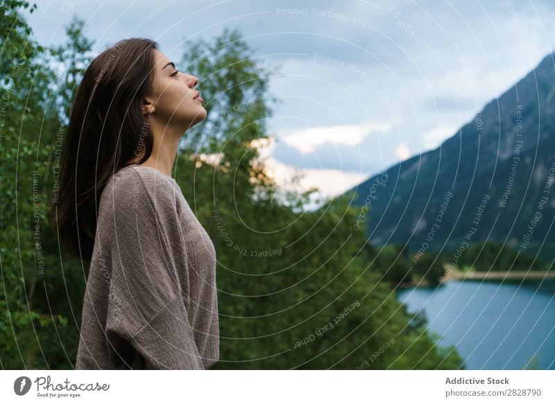 Lächelnde Frau am See Stein Berge u. Gebirge Natur Landschaft Aufregung Wegsehen Wasser Felsen schön Jugendliche wandern Ferien & Urlaub & Reisen Abenteuer