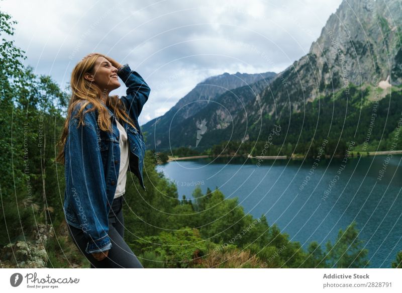 Lächelnde Frau am See Stein Berge u. Gebirge Natur Landschaft Aufregung Wegsehen Wasser Felsen schön Jugendliche wandern Ferien & Urlaub & Reisen Haltekopf