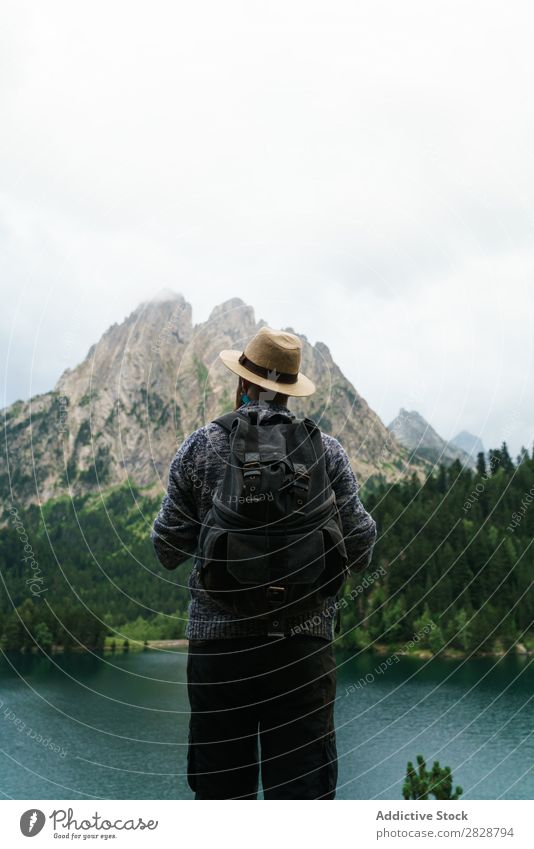 Mann schreit in den Bergen Tourist See gutaussehend bärtig Natur schreien Hände zum Mund Freiheit Ferien & Urlaub & Reisen Lifestyle Rucksack Berge u. Gebirge