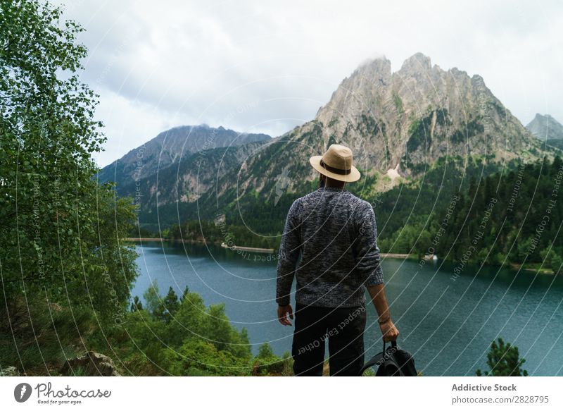 Mann, der in den Bergen posiert. Tourist See gutaussehend bärtig Natur Freiheit Ferien & Urlaub & Reisen Lifestyle Rucksack Berge u. Gebirge Landschaft Wasser