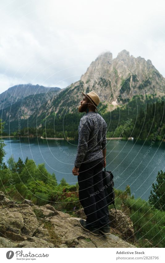 Mann, der in den Bergen posiert. Tourist See gutaussehend bärtig Natur Freiheit Ferien & Urlaub & Reisen Lifestyle Rucksack Berge u. Gebirge Landschaft Wasser