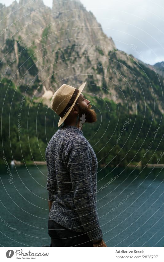 Mann, der in den Bergen posiert. Tourist See gutaussehend bärtig Natur Freiheit Ferien & Urlaub & Reisen Lifestyle Rucksack Berge u. Gebirge Landschaft Wasser