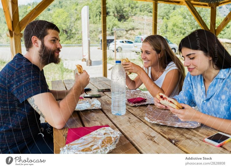 Fröhliche Freunde beim Essen auf Reisen Mensch Freundschaft reisend Ferien & Urlaub & Reisen Café Abenteuer plaudernd Mittagessen heiter Sommer Lebensmittel