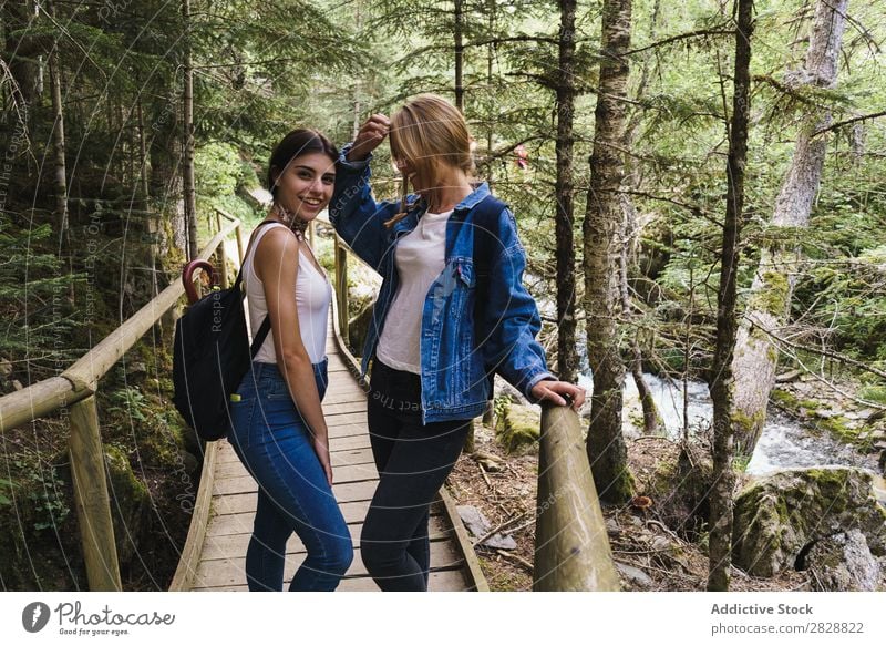 Hübsche Frauen, die auf der Brücke stehen. Holz Natur Mensch Sommer Wasser schön Beautyfotografie Ferien & Urlaub & Reisen Fröhlichkeit Jugendliche Mädchen