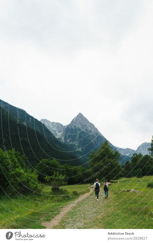 Frauen, die auf Landstraßen gehen laufen Straße ländlich Händchenhalten Freundschaft Rucksack Natur Mädchen Jugendliche schön Ferien & Urlaub & Reisen Tourismus