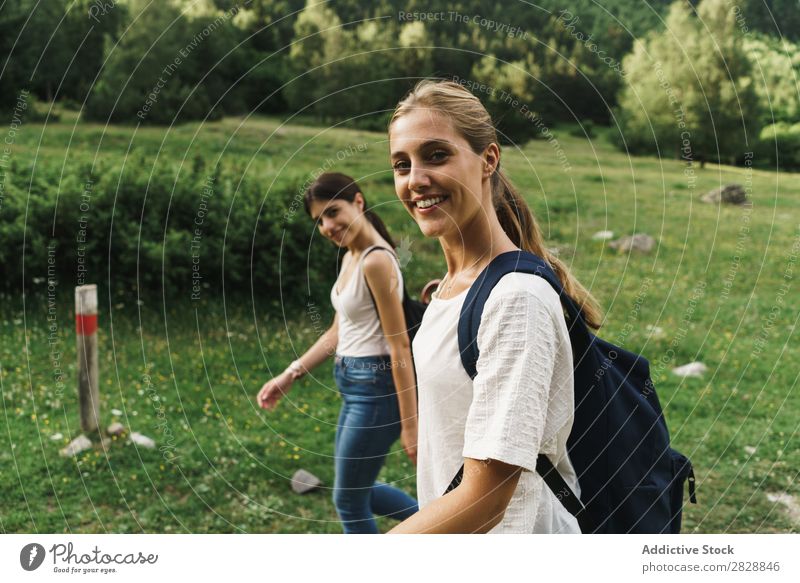 Frauen, die auf der Natur spazieren gehen laufen ländlich Freundschaft Rucksack Mädchen Jugendliche schön Ferien & Urlaub & Reisen Tourismus Ausflug Mensch Baum