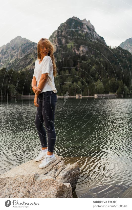 Frau auf Stein am See sitzend Berge u. Gebirge Natur Landschaft Wasser Felsen schön Jugendliche wandern Ferien & Urlaub & Reisen Abenteuer Ausflug Trekking