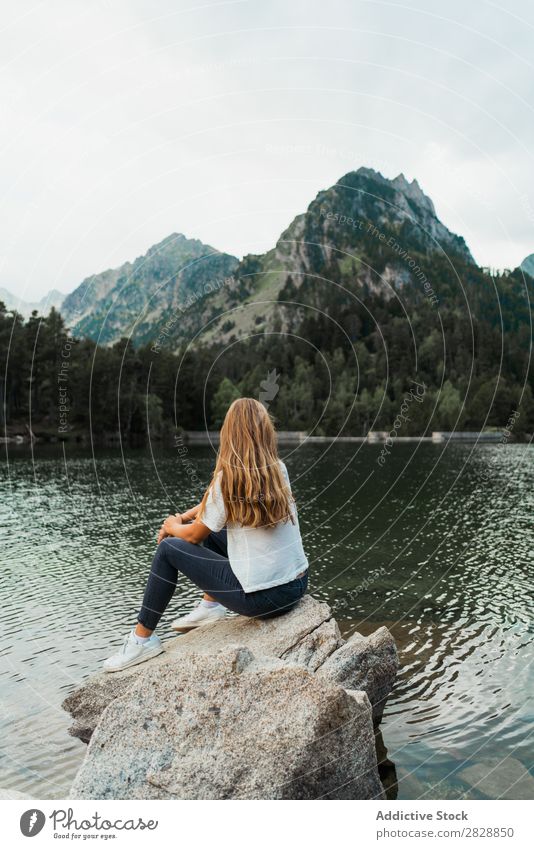 Frau auf Stein am See sitzend Berge u. Gebirge Natur Landschaft Wasser Felsen schön Jugendliche wandern Ferien & Urlaub & Reisen Abenteuer Ausflug Trekking