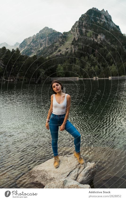 Frau auf Stein stehend am See Berge u. Gebirge Natur Landschaft Wasser Felsen schön Jugendliche wandern Ferien & Urlaub & Reisen Abenteuer Ausflug Trekking