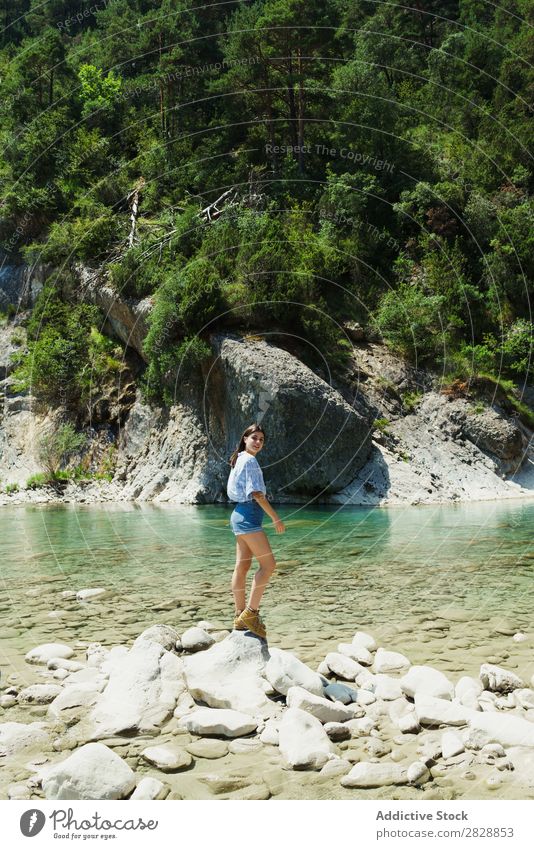 Frau, die am tropischen Bach posiert. Körperhaltung Reisender Trekking Berge u. Gebirge Felsen Paradies wandern Genuss Tourismus Fluss Sommer Pose Wege & Pfade