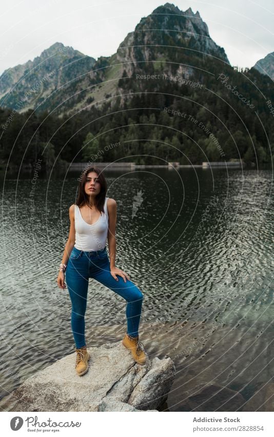 Frau auf Stein stehend am See Berge u. Gebirge Natur Landschaft Wasser Felsen schön Jugendliche wandern Ferien & Urlaub & Reisen Abenteuer Ausflug Trekking