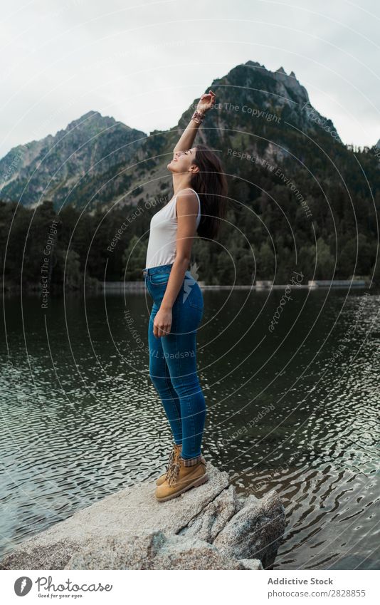 Frau auf Stein stehend am See Berge u. Gebirge Natur Landschaft Wasser Felsen schön Jugendliche wandern Ferien & Urlaub & Reisen Abenteuer Ausflug Trekking