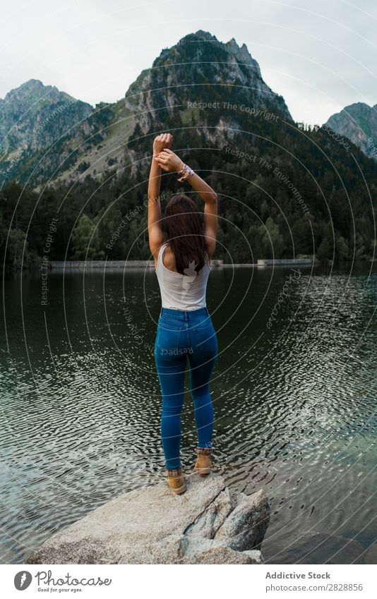 Frau auf Stein stehend am See Berge u. Gebirge Natur Landschaft Wasser Felsen schön Jugendliche wandern Ferien & Urlaub & Reisen Abenteuer Ausflug Trekking