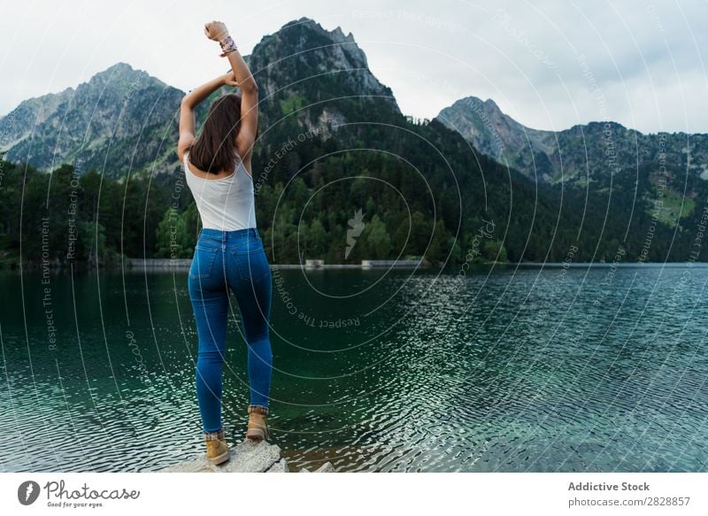 Frau auf Stein stehend am See Berge u. Gebirge Natur Landschaft Wasser Felsen schön Jugendliche wandern Ferien & Urlaub & Reisen Abenteuer Ausflug Trekking