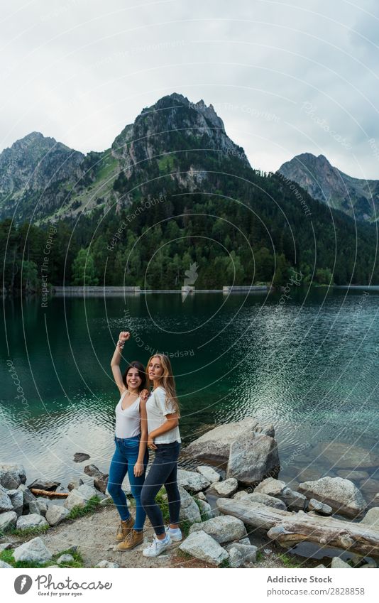 Frauen am See in den Bergen Berge u. Gebirge laufen wandern Wasser umarmend Lächeln heiter Glück Ferien & Urlaub & Reisen Abenteuer Tourist Jugendliche Natur