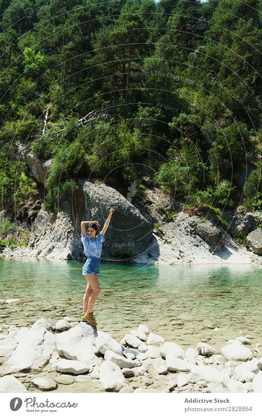 Frau, die am tropischen Bach posiert. Körperhaltung Reisender Trekking Berge u. Gebirge Felsen Paradies wandern Genuss Tourismus Fluss Sommer Pose Hände hoch