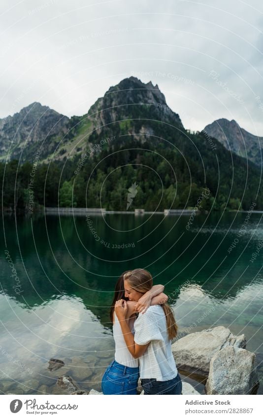 Frauen am See in den Bergen Berge u. Gebirge laufen wandern Wasser umarmend Lächeln heiter Glück Ferien & Urlaub & Reisen Abenteuer Tourist Jugendliche Natur