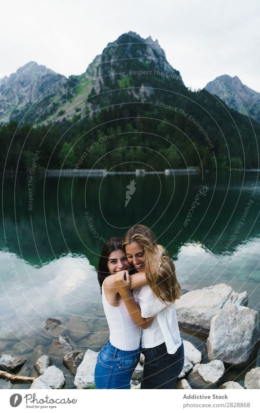 Frauen am See in den Bergen Berge u. Gebirge laufen wandern Wasser umarmend Lächeln heiter Glück Ferien & Urlaub & Reisen Abenteuer Tourist Jugendliche Natur