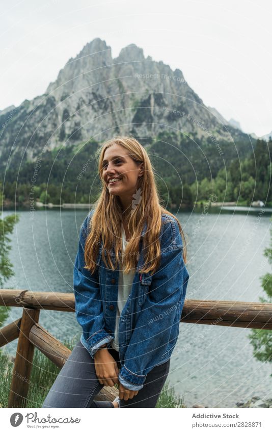 Frau, die am See in den Bergen posiert. Berge u. Gebirge Lächeln heiter Glück wandern Wasser Ferien & Urlaub & Reisen Abenteuer Tourist Jugendliche Natur