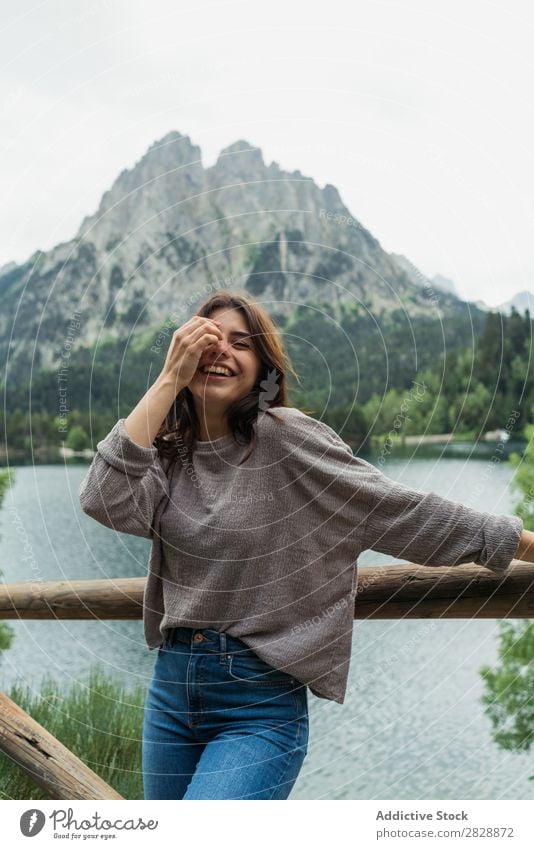 Frau, die am See in den Bergen posiert. Berge u. Gebirge Lächeln heiter Glück lachen wandern Wasser Ferien & Urlaub & Reisen Abenteuer Tourist Jugendliche Natur