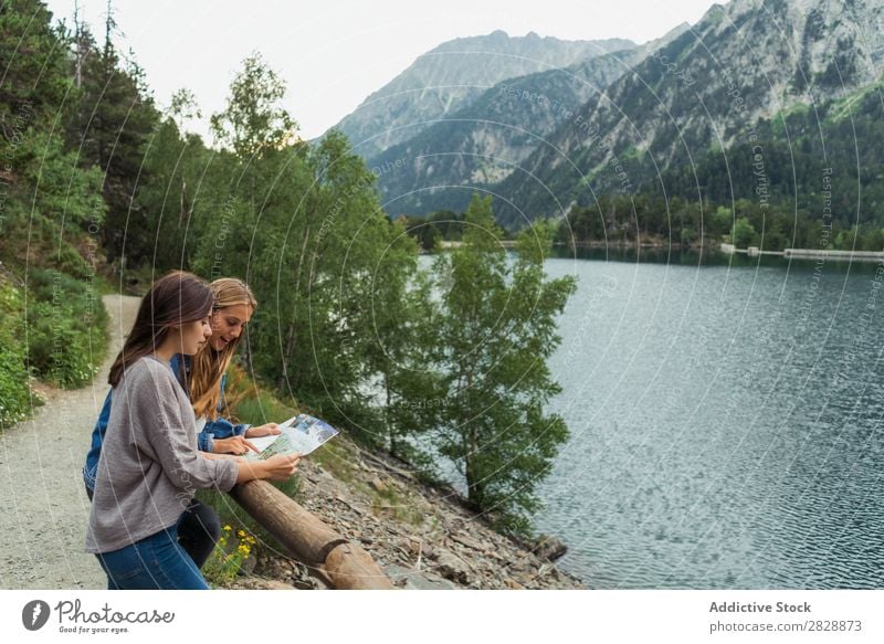 Frauen mit Karte auf Bergstraße Straße Berge u. Gebirge laufen wandern Ferien & Urlaub & Reisen Abenteuer Tourist Jugendliche Natur Ausflug Freizeit & Hobby