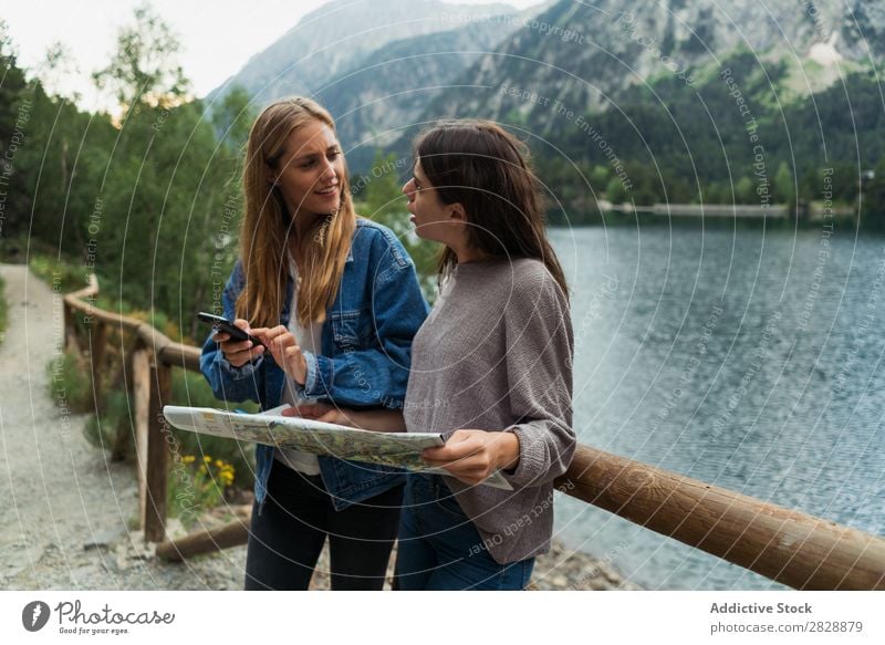 Frauen mit Karte auf Bergstraße Straße Berge u. Gebirge laufen wandern Ferien & Urlaub & Reisen Abenteuer Tourist Jugendliche Natur Ausflug Freizeit & Hobby