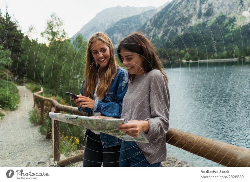 Frauen mit Karte auf Bergstraße Straße Berge u. Gebirge laufen wandern Ferien & Urlaub & Reisen Abenteuer Tourist Jugendliche Natur Ausflug Freizeit & Hobby