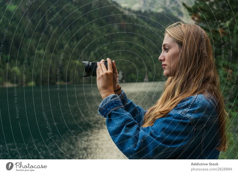 Frau macht Aufnahmen auf dem Bergsee Fotograf See Berge u. Gebirge Schüsse Fotokamera Natur Landschaft Wasser schön Jugendliche wandern Ferien & Urlaub & Reisen