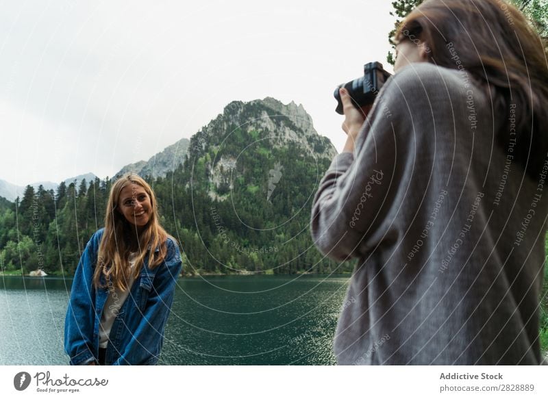 Frauen mit Kamera in den Bergen Berge u. Gebirge laufen Fotokamera Fotograf Körperhaltung See Wasser nehmen Zusammensein Lächeln wandern heiter Glück