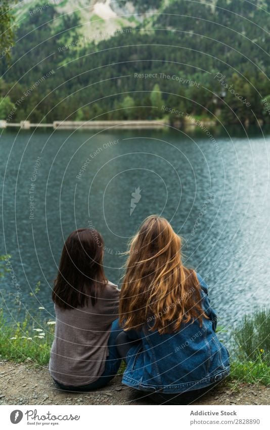 Frauen am See sitzend Berge u. Gebirge heiter Zusammensein Glück wandern Wasser Ferien & Urlaub & Reisen Abenteuer Tourist Jugendliche Natur Ausflug